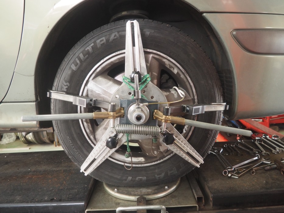 wheel aligner on vehicle