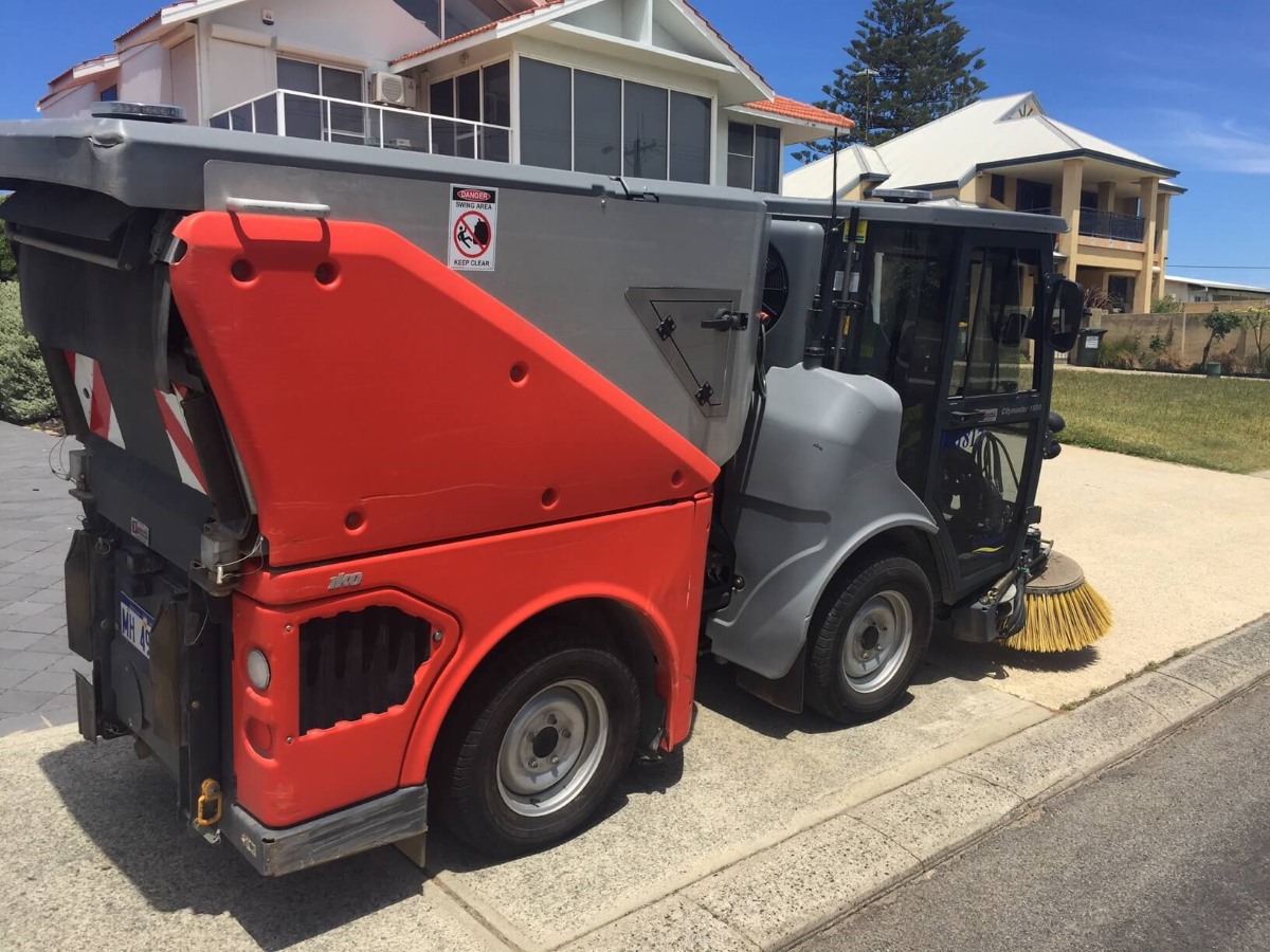Street sweeper with new tyres